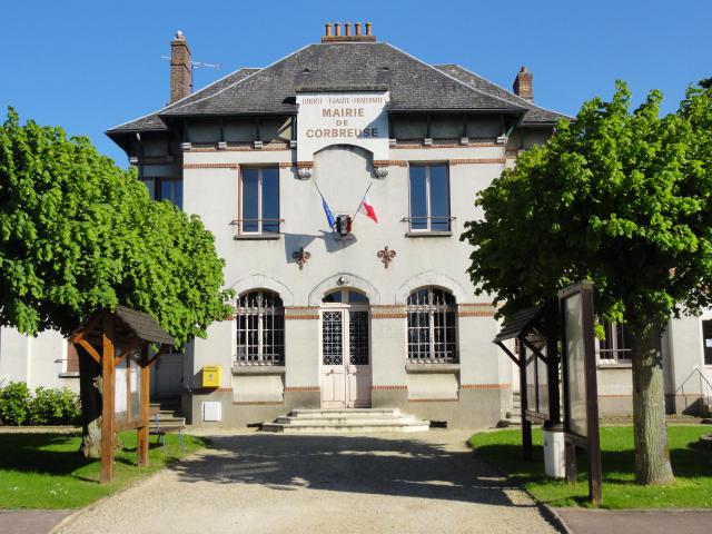 Mairie vue de face, drapeaux français et européen, ni voitures ni personnages. Ciel bleu de printemps.
