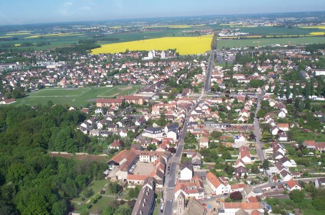 Vue aérienne de Marolles-en-Hurepoix - Essonne (France) au printemps 2004.