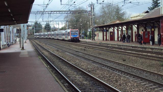 Z 20900 arrivant en gare de Sainte-Geneviève-des-Bois (Essonne, Île-de-France, France).