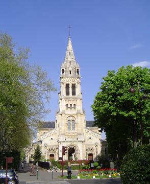 Église paroissiale Saint-Pierre de Neuilly (XIXe s.). Photo prise dans la commune de Neuilly-sur-Seine, Hauts-de-Seine, France.