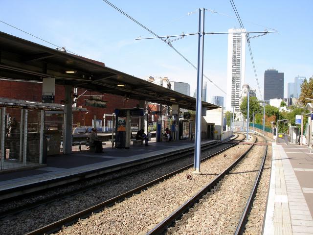 Les voies du T2 vues en direction de La Défense. Gare de Puteaux, Hauts-de-Seine, France.