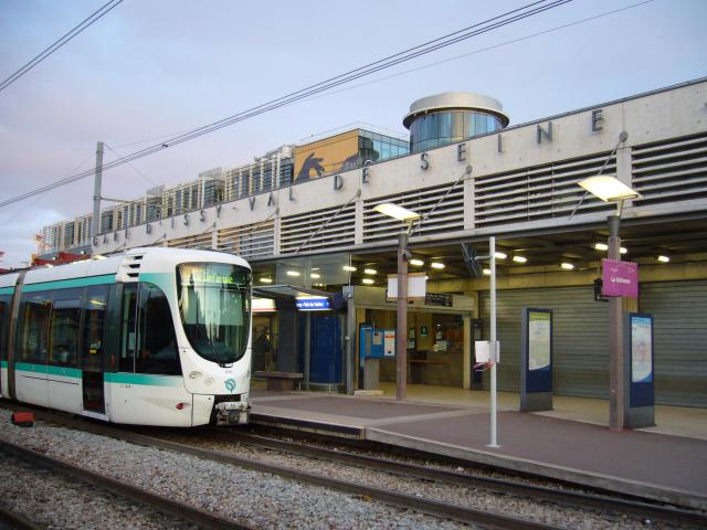 Un Citadis 302 à la station Issy Val de Seine sur la ligne 2 du tramway d'Île-de-France.