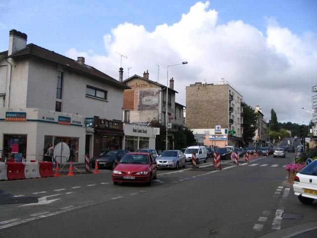 La route départementale D907, une des rues principales de Vaucresson, Hauts-de-Seine, France.