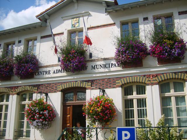 Façade du Centre administratif municipal du Plessis-Robinson dans les Hauts-de-Seine, en France.