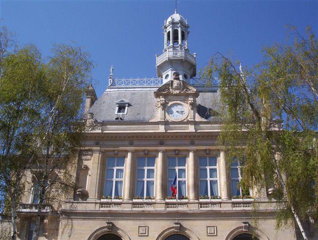 Vue partielle de la Mairie d'Asnières-sur-Seine.