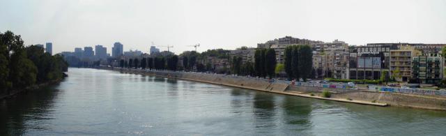 à droite: Les Quais de Seine à Courbevoie, à gauche Île de la Grande Jatte, Levallois-Perret, au fond quartier de La Défense…
