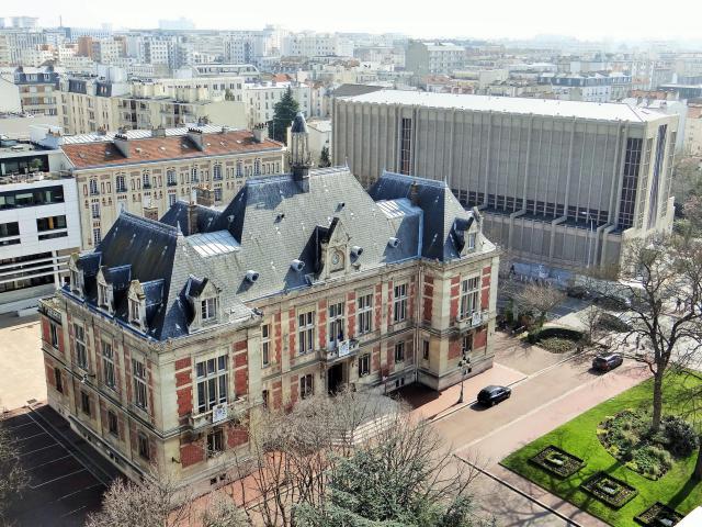 Mairie de Montrouge vue du Beffroi, et en arrière-plan, église Saint-Jacques le Majeur