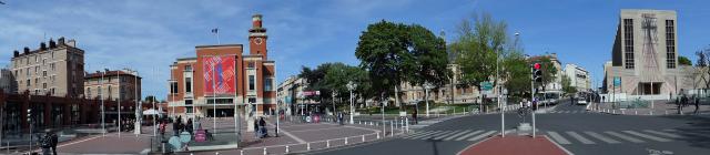 Place Émile Cresp, Montrouge (avec en arrière plan, le Beffroi, la Mairie de Montrouge et l’église Saint Jacques le Majeur)