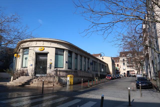 Poste 1 rue Fizeau à Suresnes (Hauts-de-Seine).