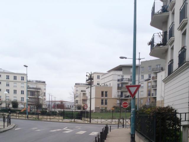 Le Bourget, quartier nouveau au fond la ZAC du Commandant Rolland et devant le petit square Little Falls.