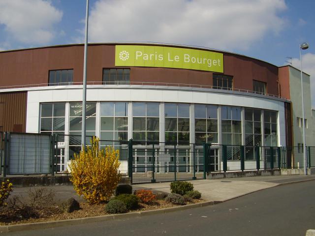 La façade d'entrée du parc des expositions du Bourget