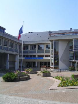 Espace des Arts, centre cullturel, place Charles de Gaulle Photo personnelle (own work) de Marianna