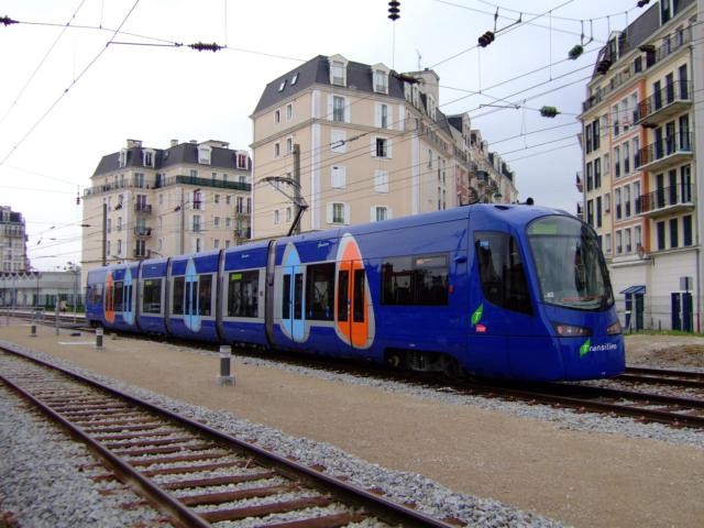 Tram-train U 25500 (constructeur Siemens AG, modèle Avento) sur la ligne T4 du tramway parisien. Cette ligne correspont à l'ancienne ligne…