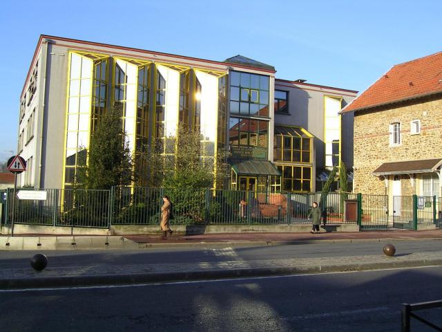 Livry-Gargan (Seine-Saint-Denis) - Bibliothèque René-Cassin Décembre 2006 Photo personnelle (own work) de Marianna