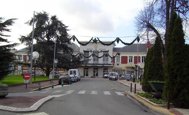 Livry-Gargan (France) - L'Hôtel-de-ville - Décembre 2006 Photo personnelle (own work) de Marianna