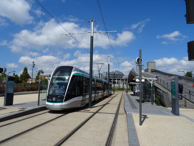 Tramway au terminus de Villetaneuse-Université