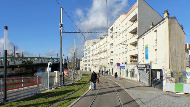 Aménagement de la rue Brise-Echalas à Saint-Denis, le long du Canal-Saint-Denis. A gauche, la voie enherbée vers Porte de Paris de la…