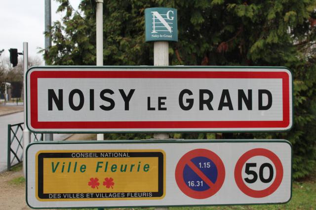 Panneau d'entrée dans Noisy-le-Grand depuis la rue Jules Ferry.
