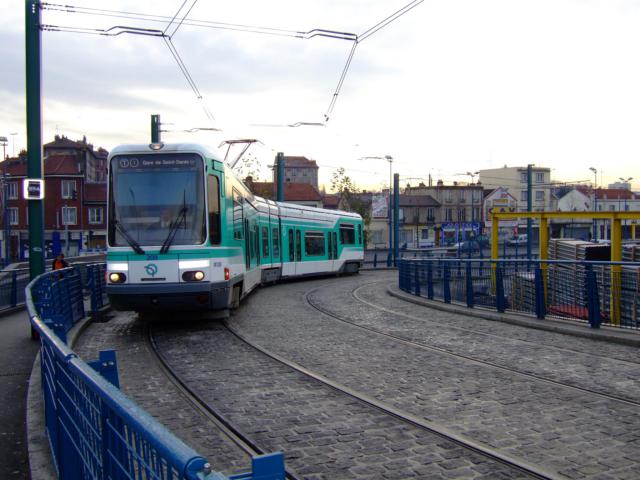 Tramway parisien ligne T1, Saint Denis - Noisy le Sec (les deux en Seine Saint Denis, France). Rame Alsthom de type TFS dans la rampe…
