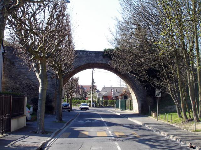 Pont de la ligne Aulnay - Rivecourt, rue Henri-Barbusse à Villepinte (Seine-Saint-Denis), France Les travaux de la ligne de chemin de fer…