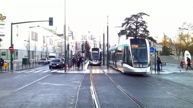 Carrefour Salvador Allende à Epinay-sur-Seine : la station Rose Bertin du tramway T8 sur la RN14,le long du centre commercial Ilo, conçu…