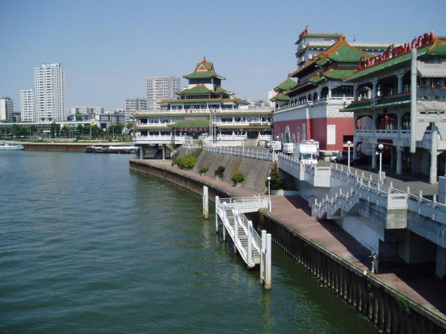 Vue de "Chinagora" : batiment de style chinois, depuis le pont d'Ivry. Il se situe à Alfortville (94140 - Val de Marne - France)