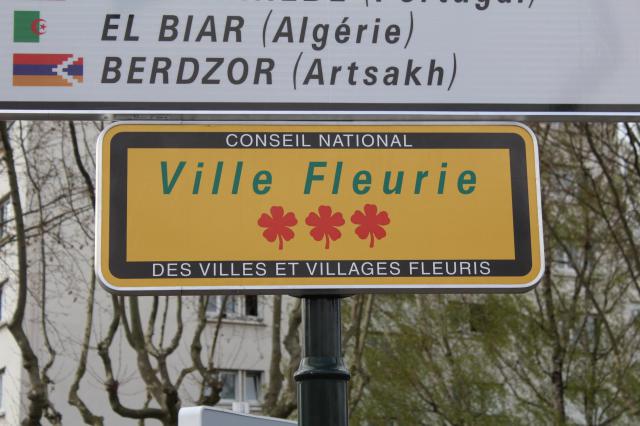 Panneau Ville fleurie avec 3 fleurs, Alfortville.