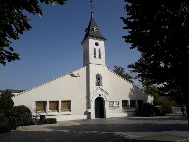 Vue de la façade de l'église paroissiale Saint Jean Baptiste, avenue Ardouin, Le Plessis-Trévise (Val-de-Marne, France).
