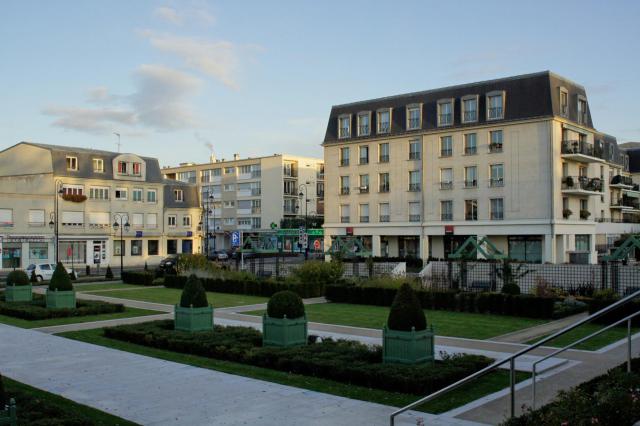 Centre ville du Plessis-Trévise vu depuis le parvis de l'hôtel de ville, dans le Val-de-Marne, en France. À gauche, l'avenue Ardouin.