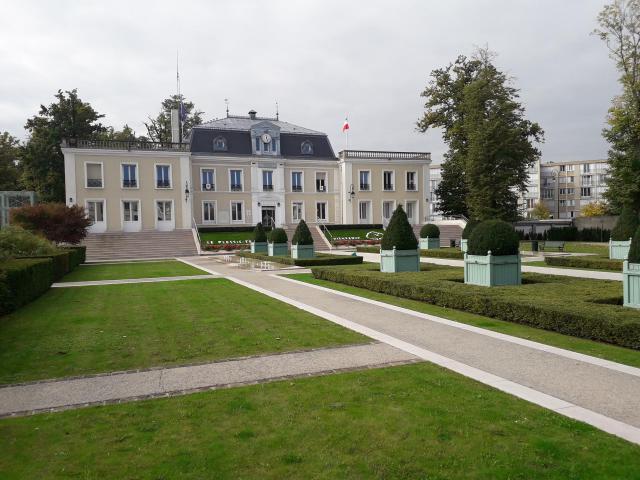 Vue de trois quarts de face de la mairie du Plessis-Trévise, dans le Val-de-Marne, en France, en octobre 2017.