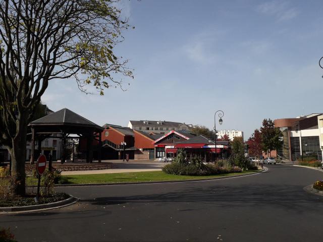 Place du marché entre l'avenue Ardouin et l'allée des Ambalais. Le Plessis-Trévise (Val-de-Marne, France).