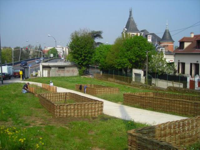 CHENNEVIERES S/M - Ouvriers tressant de l'osier pour les bacs à fleurs