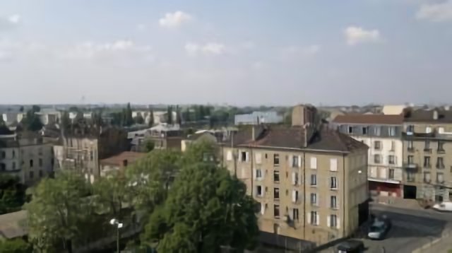Au loin la Tour Eiffel ... Vraiment trés loin
