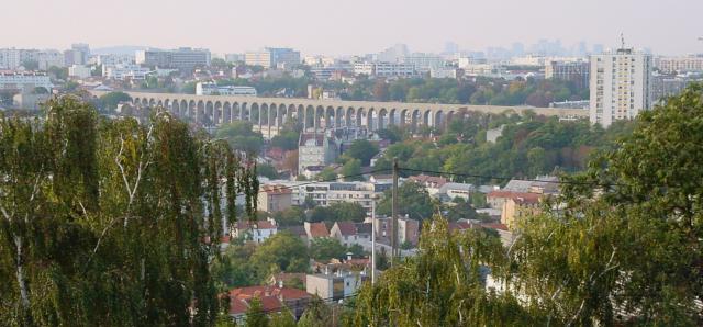 Aqueducs de la Vanne, The photograph was taken from the "Jardin Panoramique Départemental", Cachan, Cachan is located 5 km south of Paris.