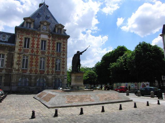 Au premier plan, la place Arthur Dussault et le Monument à Henri IV et, au deuxième plan, l'hôtel de ville de Charenton-le-pont.
