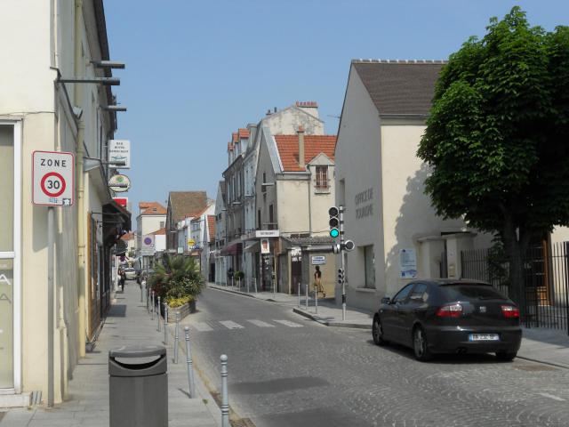 Bry-sur-Marne (France), grande rue. Bry-sur-Marne (France), main street.