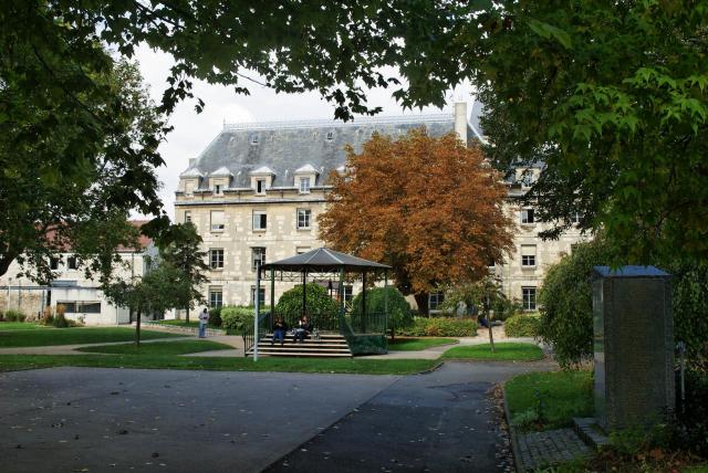 Le parc Pablo-Neruda à Villejuif (Val-de-Marne). Au fond, la mairie de Villejuif.