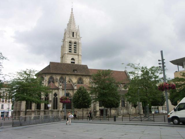 Vitry sur Seine - Eglise St Germain vue depuis la place du Marché