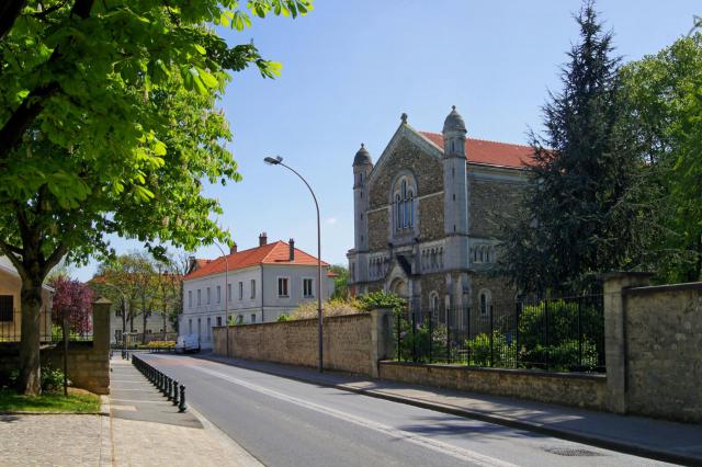 Chevilly Larue devant l'église