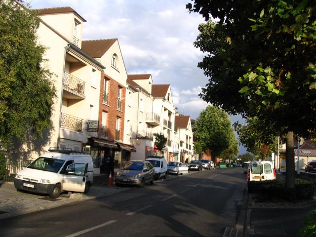 Une rue dans le centre de Chennevières-sur-Marne, Val-de-Marne, France.