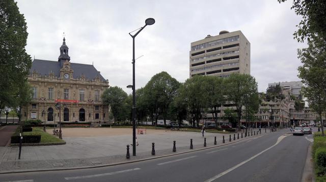 Vue de la mairie d'Ivry et des premiers immeubles du centre ville