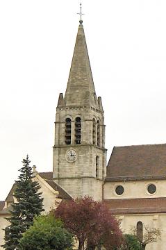 Clocher de l'église Saint-Rémi du 12e siècle à Maisons-Alfort, dans le Val-de-Marne.