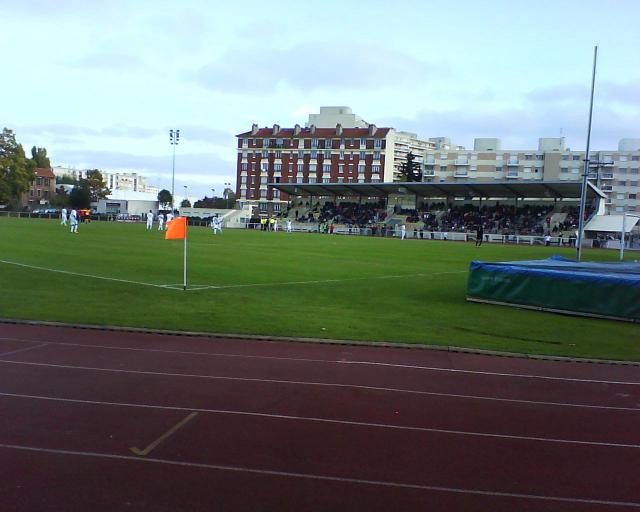 Vue d'ensemble du stade Auguste-Delaune de Maisons-Alfort lors du match France-Norvège des moins de 16 ans du 28 octobre 2010 comptant…