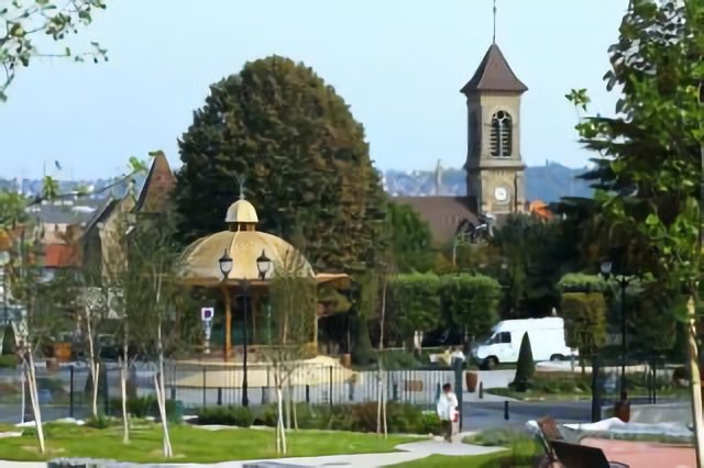 Villeneuve Le Roi. Place Amédée Soupault.
