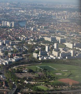 Vue aérienne d'Orly (partie est) parc du Grand Godet. Au fond, la ville de Choisy le Roi, puis Vitry-sur-Seine, puis Yvry-sur-Seine, puis…