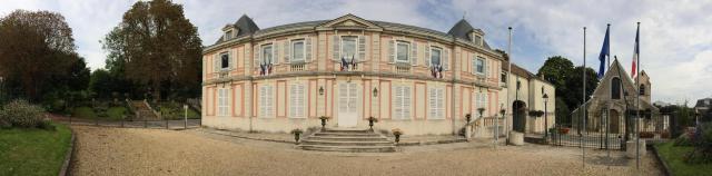 Photo panoramique de la façade de la Mairie de Villeneuve-le-Roi. A gauche : accès au parc de la Mairie. A droite : Eglise Saint-Pierre…