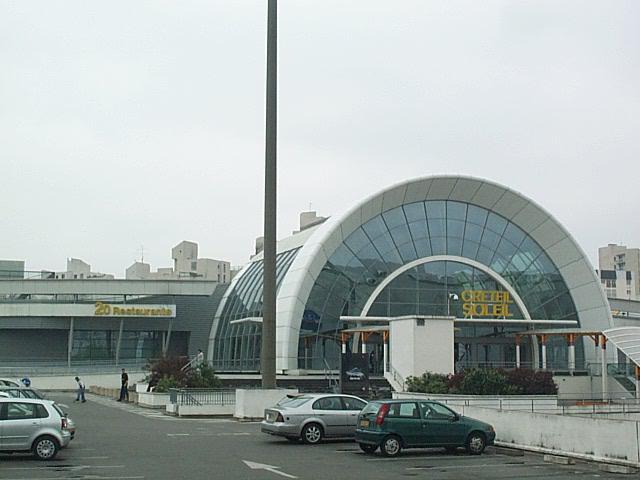 Vue sur l'entrée au niveau 3 du Centre Commercial Régional Créteil Soleil à Créteil