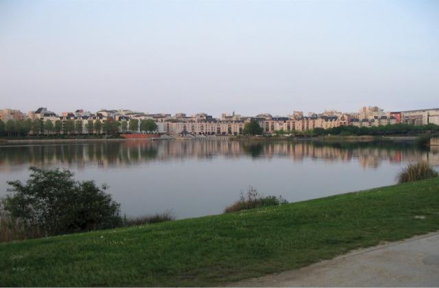 Vue du lac de Créteil sur le quartier du port. Créteil (Val-de-Marne) Source : photo personnelle (Clio64). Catégorie:Créteil
