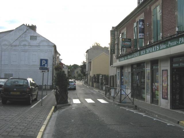Rue Aristide Briand, voie centrale du vieux village d'Osny.