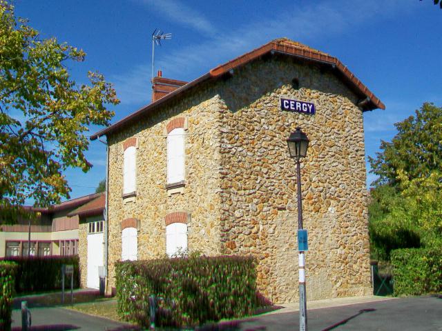 L'ancienne gare CGB de Cergy, place de Verdun.
